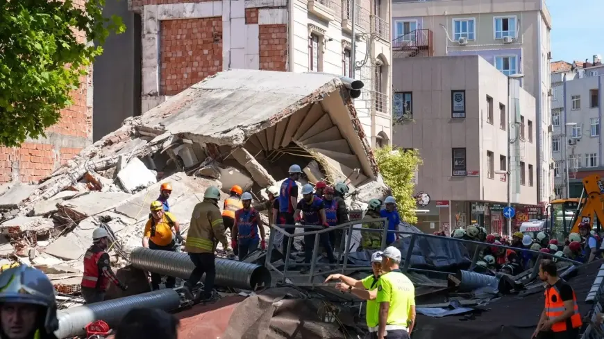 İstanbul Küçükçekmece'de Bina Çöktü Enkaz Altında Yaralılar Var